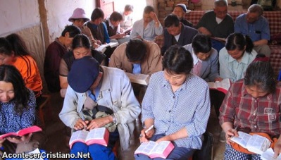 Policía china detiene a 27 cristianos que asistían a estudio bíblico